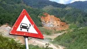 e-auto-collage-schild-mine-ecuador
